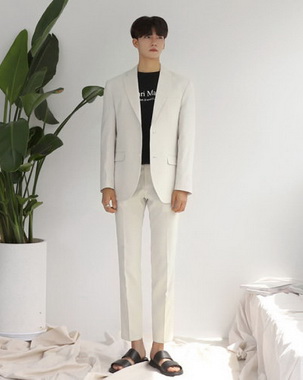 �ļ�Ӣ���L(f��ng)�װ�ɫ���b���䣬���^���c(di��n)�������