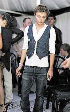 ���Ķ��_˹���^���� ��չ�����L��