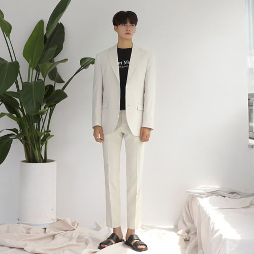 �ļ�Ӣ���L(f��ng)�װ�ɫ���b���䣬���^���c(di��n)�������